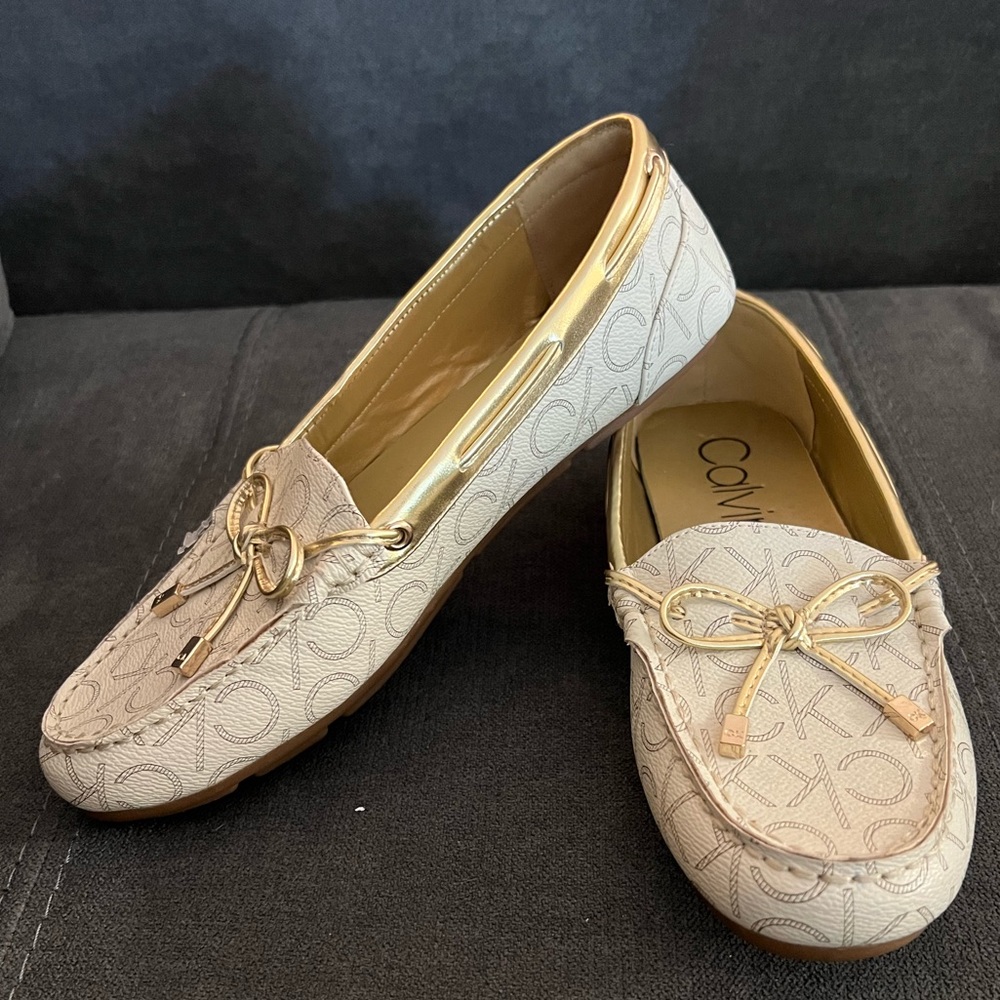 New CALVIN KLEIN WOMEN’S MOCCASINS SIZE 8 LAYA-T WHITE GOLD BOW CK LOGO